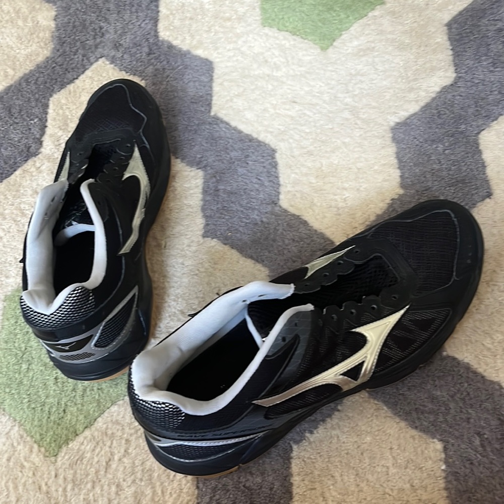 Volleyball shoes (laceless)